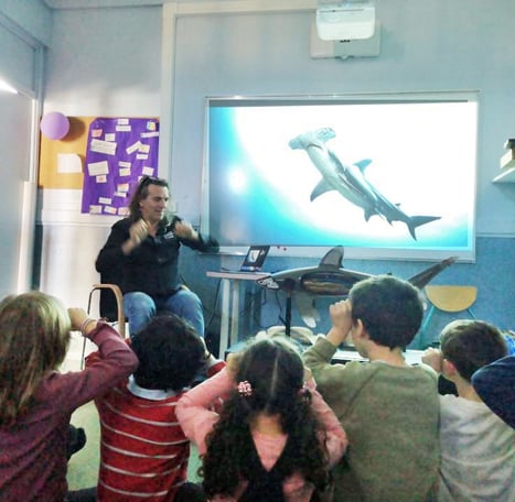 des enfants qui font le signe du requin marteau avec Alain Surina