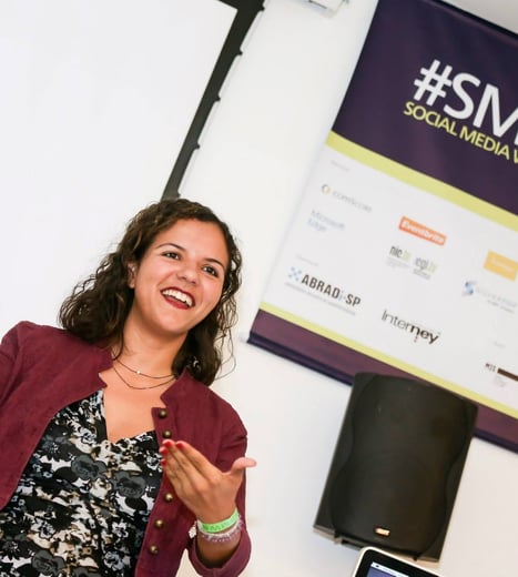 Raquel Camargo teaching social media in from a banner from Social Media week Sao paulo