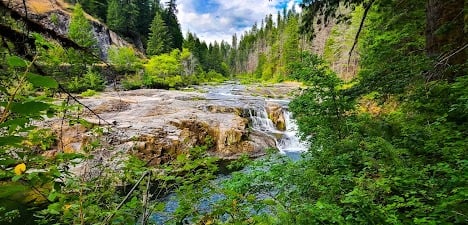 Waterfall Hwy, OR - Steamboat Falls can be seen a minute away from the parking lot
