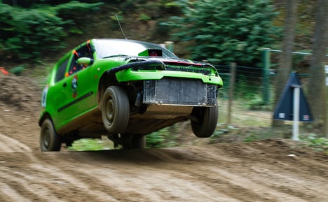 Gara di rally, fiat 600, auto verde, auto che salta