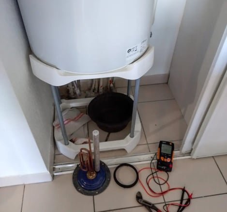 Réparation d’un chauffe-eau électrique avec remplacement de la résistance et contrôle au multimètre 