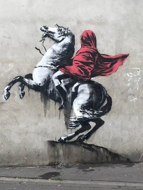 Colaboração entre Banksy e Dior redefine a rebeldia urbana na alta moda.