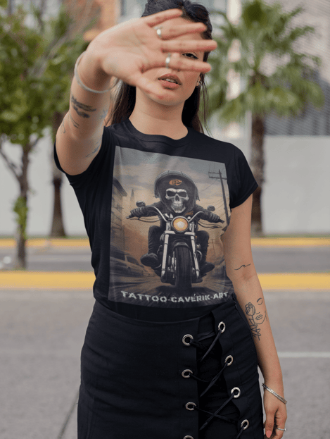Camiseta da Cavérik com grafite urbano em destaque.