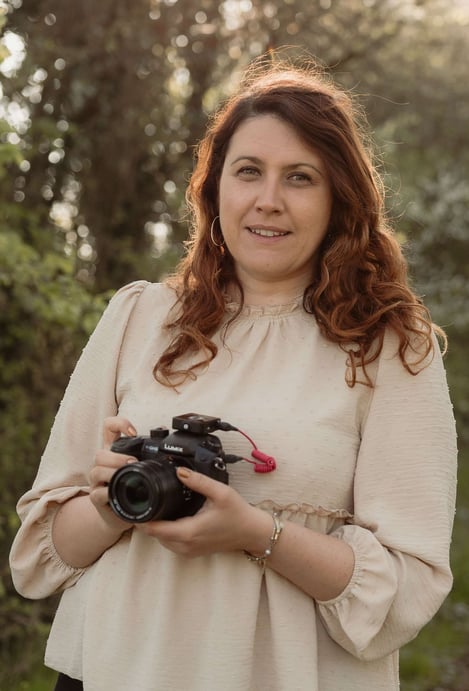 Vidéaste d'entreprise, léa olivier, avec caméra de turnage