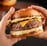 hamburger com carne angus, queijo, bacon, alface, cream cheese, pao brioche e maionese da casa