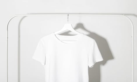 camiseta branca em cabide | tradução de moda