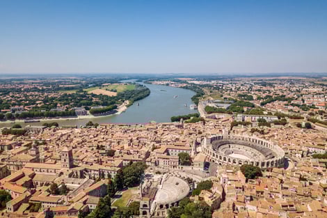 la ville de Arles vu du haut avec l'equipe Solufy une agence web a Arles, optimisation SEO et SEA