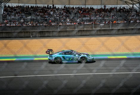 Porsche 911 gt3 celeste durante gara in pista