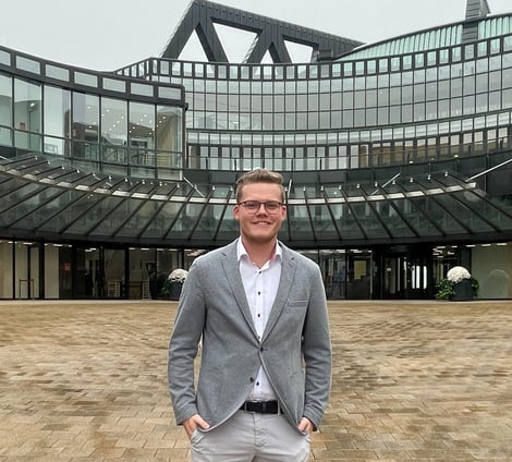 Benjamin Freytag vor dem Landtag