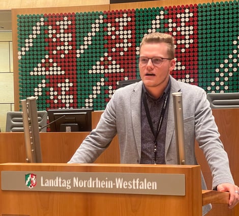 Benjamin Freytag im Sitzungssaal des Landtags