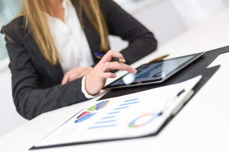 Woman analyzing risk data on tablet with charts – representing structured PV audit planning