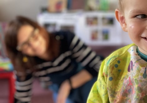 Photo de Magali Strassel en séance d'art-thérapie avec un enfant