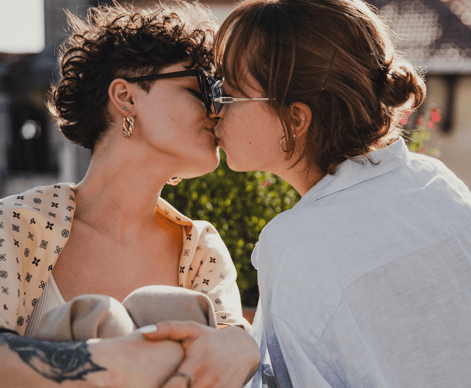 Una pareja de 2 chicas dándose un beso