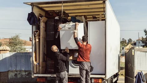 Équipe en pleine intervention de débarras