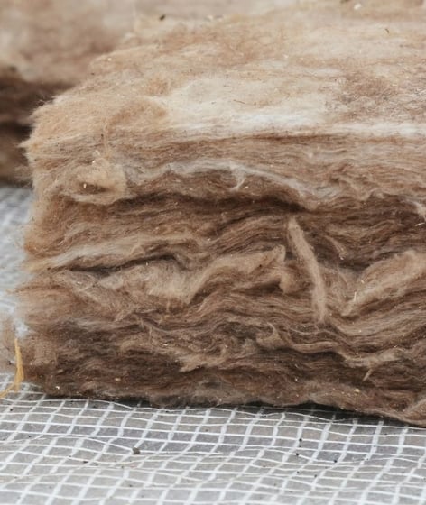 Gros plan sur un isolant écologique en laine de bois installé sous une toiture à Belfort, pour une solution naturelle et perf