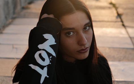 una modelo con un buzo