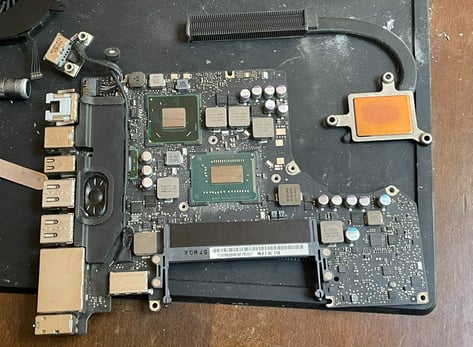 Nettoyage carte mère MacBook Pro