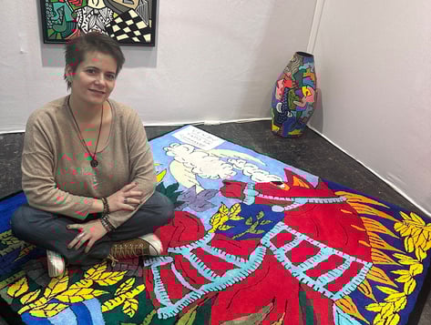 Elvira assise sur le tapis tufté main, design Red Dito et tufté par Elvira