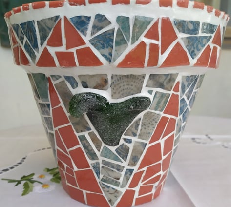 Pot de fleurs en mosaïque avec verre bélier