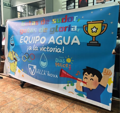 Gigantografía terminada saliendo de la máquina de impresión en taller de Lima