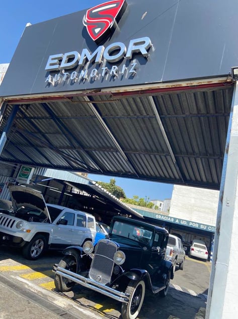 a car parked in front of a sign that says edmonor