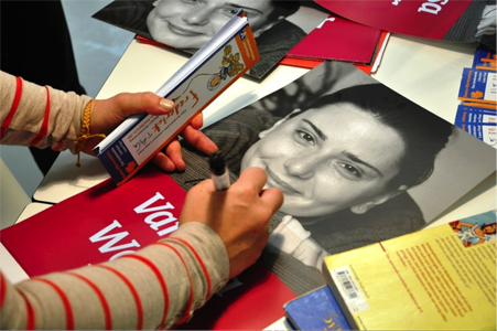 Autogrammstunde Vanessa Walder