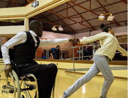 Photo Julie Desnoulez montrant un homme en fauteuil roulant en train de danser
