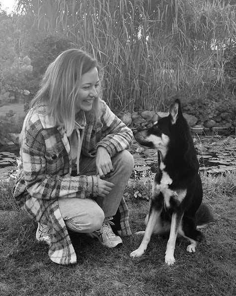 Frau mit Hund in Kommunikation, Harmonische Bindung, Mensch-Hund-Beziehung, Alltag mit Hund