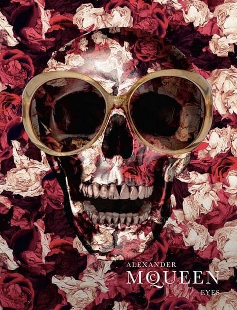 Lenço 'Skull Scarf' de Alexander McQueen com estampa de caveiras icônicas.