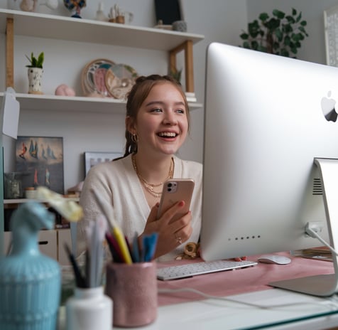 chica feliz trabajando en invitadosvip.com