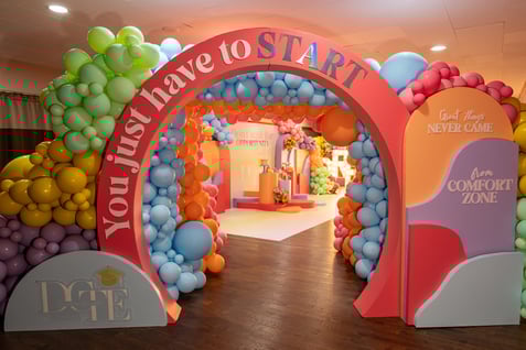 Arche de ballons déstructurée colorée événement entreprise inauguration