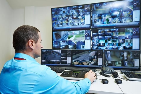 persona monitoreando camaras de seguridad