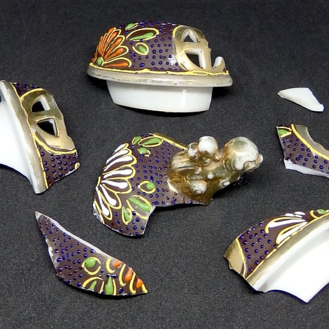 Porcelain lid fragments before conservation