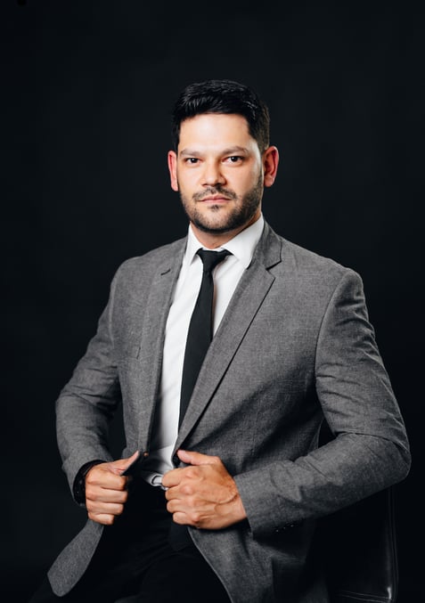 Imagem do Doutor Raphael Brandão de terno
