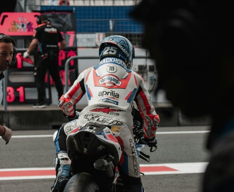 motociclista fotografato durante fase di gara