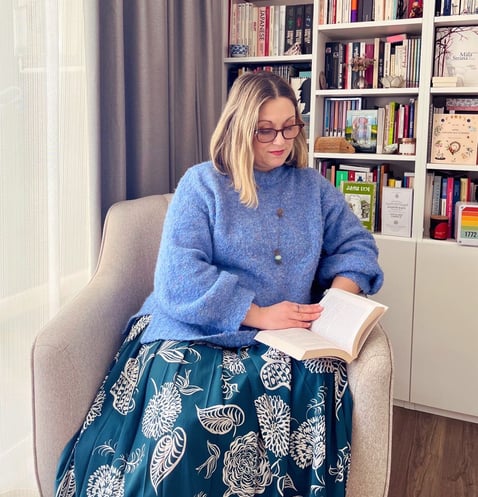 Julie Gachet Mitrovic sitting reading a book  – coach Positive Psychology & embodiment