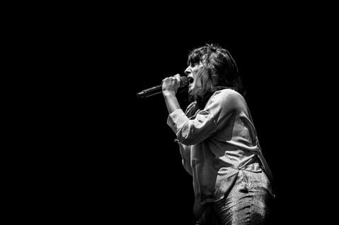 Chanteuse Juliette Armanet sur scène en noir et blanc