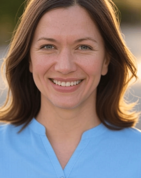 Femme qui sourie pour la journée mondiale du sourire