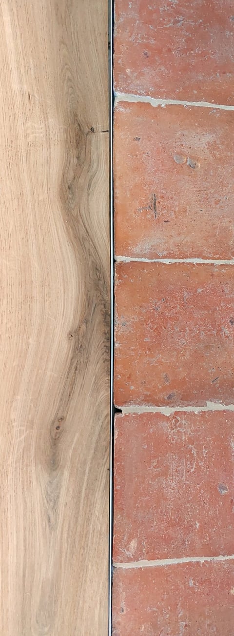 Détail architectural tomette et parquet