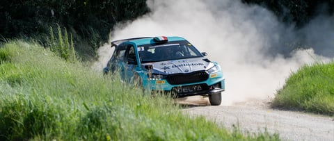 Skoda fabia rs rally2 celeste e bianca con polverone