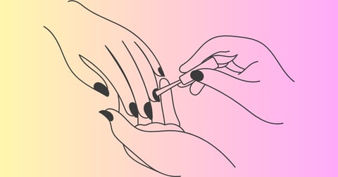 La imagen muestra tres manos femeninas. Dos se encargan de embellecer las uñas de la otra mano.