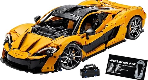 Vista laterale della LEGO Lamborghini, mostrando le linee eleganti e le ruote dettagliate