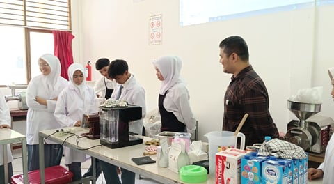 guru tamu program barista di smkn 1 sungai kakap, pelatihan barista pontianak, pelatihan barista gratis