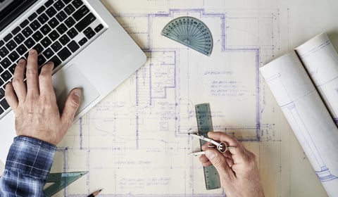 Un arquitecto revisando planos o usando un software de diseño 3D
