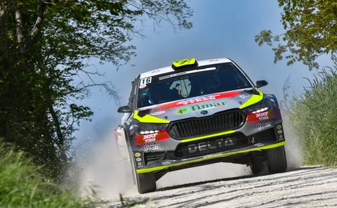 Macchina da rally Skoda fabia rs ripresa dai fotografi noline