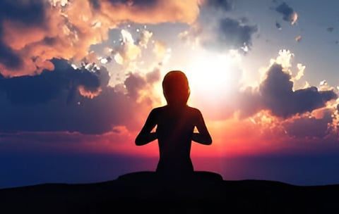 Mujer meditando
