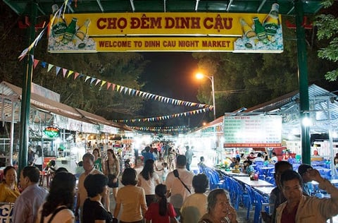 Dinh Cau night market