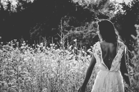 femme dans les champs