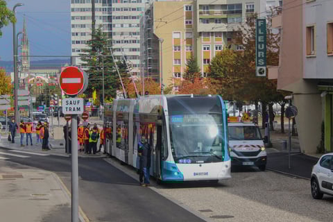 Le nouveau trolleybus lors de ses premiers tests à Vandoeuvre, contrastant avec le panneau du tram.
