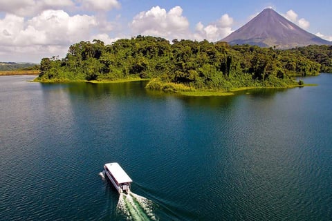 arenal lake, lago arenal, lago volcan arenal, catamaran arenal, volcan arenal, lago la fortuna,